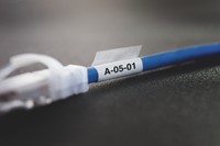 Labeltape Dymo XTL kabelwikkel 21mm zwart op wit-2